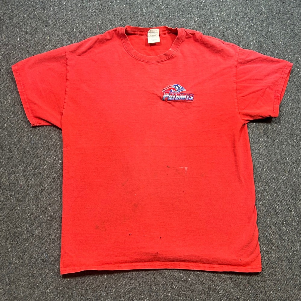 New England Patriots TShirt‎ Sz L Mens Red Grunge Distressed Embroidered Logo